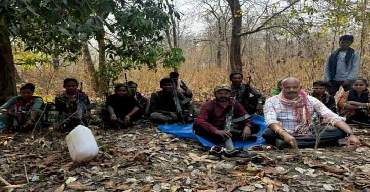 कुख्‍यात नक्‍सली कमांडर पापा राव का सरेंडर, 18 नक्सलियों के साथ कुटरू थाने में किया आत्मसमर्पण