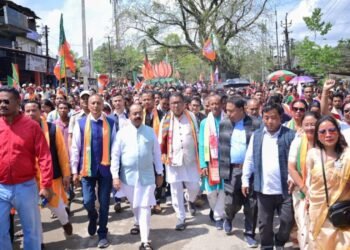 असम के धेमाजी में भाजपा प्रत्याशियों के नामांकन रैली में हजारों की भीड़ के साथ शामिल हुए उप मुख्यमंत्री अरुण साव