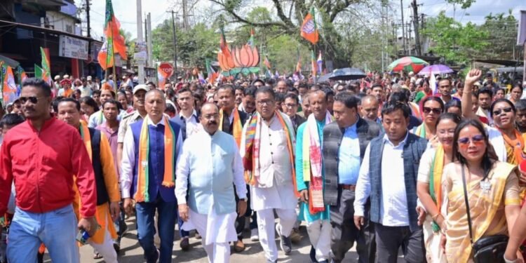 असम के धेमाजी में भाजपा प्रत्याशियों के नामांकन रैली में हजारों की भीड़ के साथ शामिल हुए उप मुख्यमंत्री अरुण साव