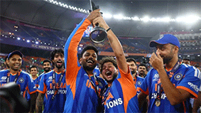 वर्ल्ड कप ट्रॉफी लेकर पैदल हनुमान मंदिर पहुंची टीम इंडिया, जश्न में डूबा पूरा देश