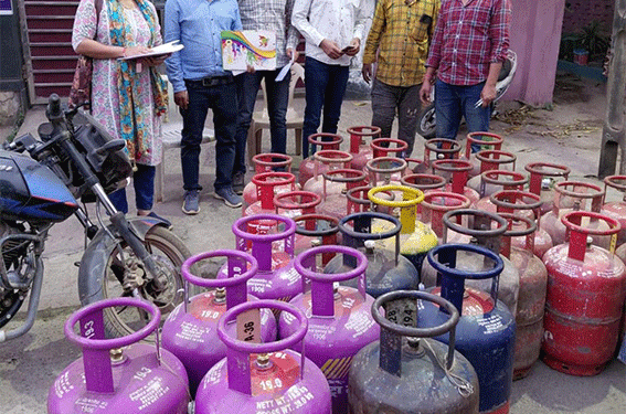 अवैध गैस रिफिलिंग पर जगदलपुर में बड़ी कार्रवाई, भारी मात्रा में सिलेंडर जब्त