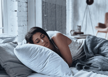 क्या आप भी रात भर बदलते हैं करवटें? जानिए अच्छी नींद के वो 5 सीक्रेट्स जो आपको रखेंगे स्वस्थ