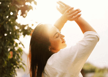 धूप लेने से कैसे सुधरता है आपका मूड? जानें गर्मियों में सुरक्षित रहने के 5 खास टिप्स