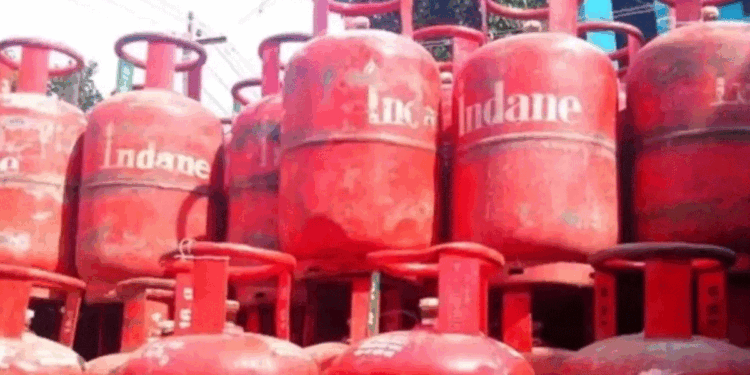 आपकी रसोई तक पहुंची ईरान-इजराइल जंग की आग! घरेलू गैस सिलेंडर के दाम में 60 रुपये की बढ़ोतरी