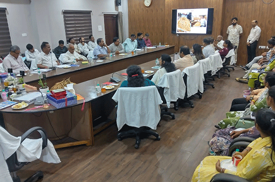 बस्तर और सरगुजा में औषधीय पौधों की योजनाओं का होगा विस्तार : विकास मरकाम