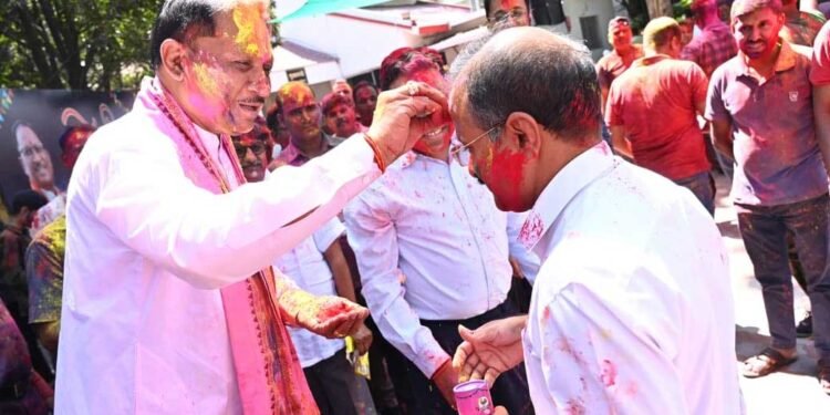 मुख्यमंत्री निवास में होली के रंगों की बौछार