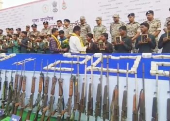 बीजापुर में 93 हथियारों के साथ 25 नक्सलियों ने किया आत्मसमर्पण