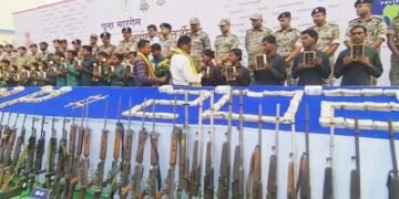 बीजापुर में 93 हथियारों के साथ 25 नक्सलियों ने किया आत्मसमर्पण
