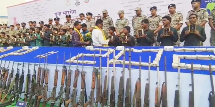 बीजापुर में 93 हथियारों के साथ 25 नक्सलियों ने किया आत्मसमर्पण