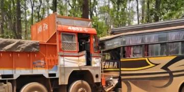 बस-ट्रक के आमने-सामने की भिड़ंत में 17 यात्री घायल, तीन की हालत गंभीर