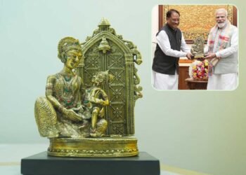 प्रभु श्रीराम के आदर्शों से प्रेरित छत्तीसगढ़ : मुख्यमंत्री श्री साय ने प्रधानमंत्री श्री नरेंद्र मोदी को बेल मेटल निर्मित ‘माता कौशल्या के राम’ कलाकृति की भेंट