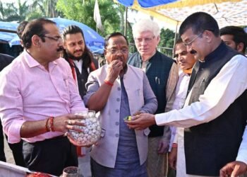  छत्तीसगढ़ बनेगा मखाना हब : कृषि मंत्री श्री रामविचार नेताम ने लिंगाडीह में मखाना सेंटर का किया अवलोकन