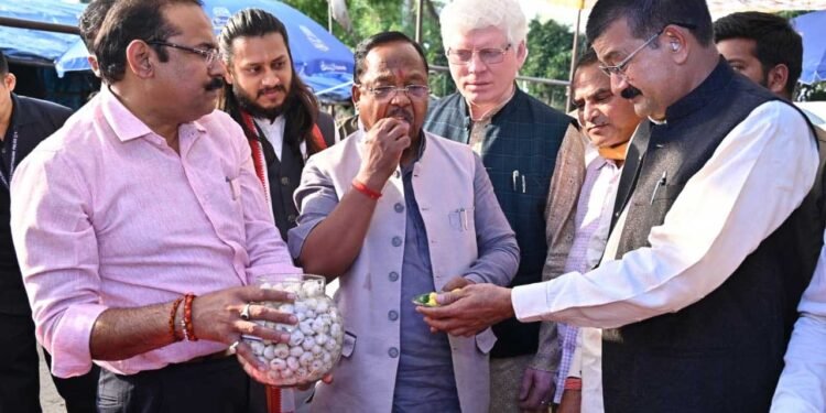 छत्तीसगढ़ बनेगा मखाना हब : कृषि मंत्री श्री रामविचार नेताम ने लिंगाडीह में मखाना सेंटर का किया अवलोकन