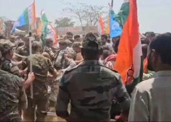 तिल्दा में बाईपास रोड की मांग को लेकर कांग्रेस ने किया मंत्री बंगले का घेराव