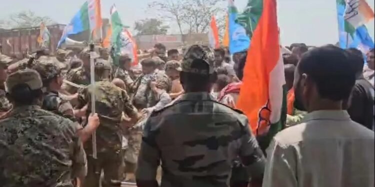 तिल्दा में बाईपास रोड की मांग को लेकर कांग्रेस ने किया मंत्री बंगले का घेराव