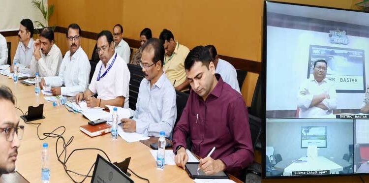  छत्तीसगढ़ के बस्तर संभाग से तेलंगाना एवं अन्य प्रांतो में प्रवासित परिवारों के लिए पुर्नवास के लिए बनेगी कार्ययोजना