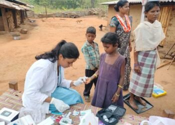 11 किमी की दूरी नहीं बनी बाधा, स्वास्थ्य टीम पहुंची लोहागांव के हर दरवाजे तक