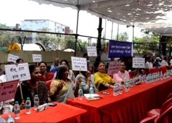 बिल्डर की मनमानी से कॉलोनी वाले परेशान बिल्डर के खिलाफ आंदोलन शुरू