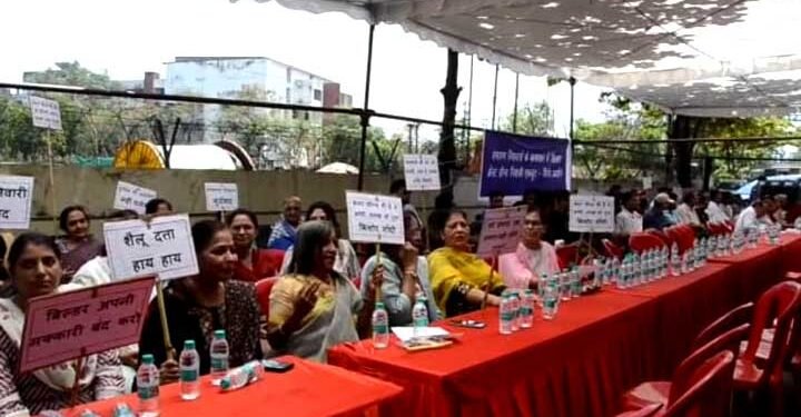 बिल्डर की मनमानी से कॉलोनी वाले परेशान बिल्डर के खिलाफ आंदोलन शुरू