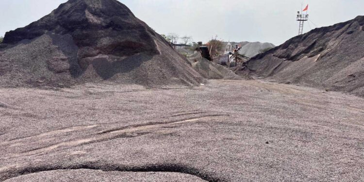 रायपुर कलेक्ट्रेट खनिज विभाग की गिट्टी खदानो पर बड़ी कार्रवाई क्रेशर सील