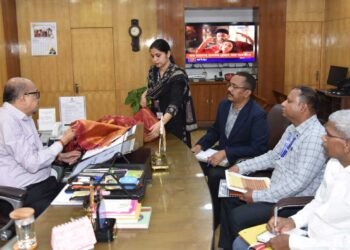 राज्यपाल ने कोसा वस्त्रों के नवाचार और बुनकरों के आर्थिक सशक्तिकरण पर दिया जोर