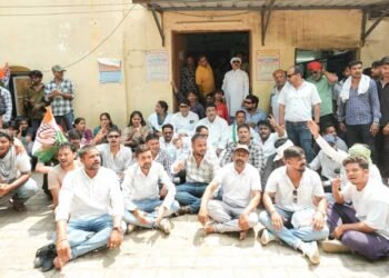 बिजली कटौती के विरोध में कांग्रेस ने किया गुढियारी बिजली ऑफिस का घेराव