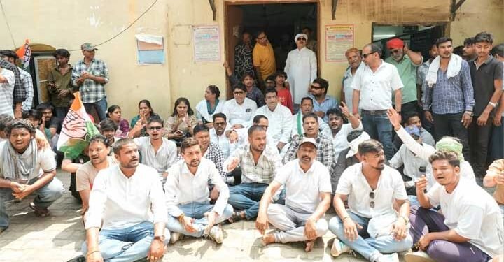 बिजली कटौती के विरोध में कांग्रेस ने किया गुढियारी बिजली ऑफिस का घेराव