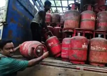 1 अप्रैल की आधी रात से कमर्शियल गैस सिलेंडर के दाम में 200 रुपये की भारी बढ़ोतरी