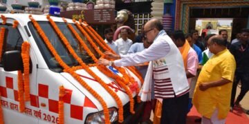 राज्यपाल श्री डेका ने श्री जगन्नाथ मंदिर ट्रस्ट को सौंपी एम्बुलेंस की चाबी