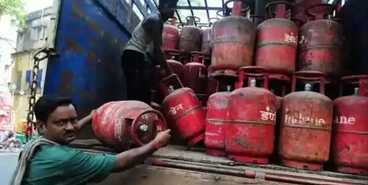 1 अप्रैल की आधी रात से कमर्शियल गैस सिलेंडर के दाम में 200 रुपये की भारी बढ़ोतरी
