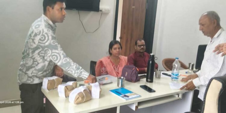 खाद्य एवं औषधि प्रशासन टीम ने की गुणवत्ता जांच,स्वच्छता में कमी पर दुकान को नोटिस