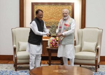 बस्तर 2.0 की शुरुआत : मुख्यमंत्री साय ने पीएम मोदी को दिया आमंत्रण, विकास का ब्लूप्रिंट सौंपा