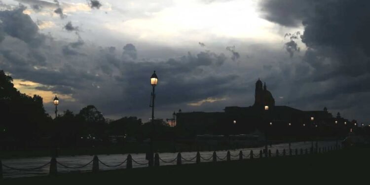  मैदानों में गर्मी की दस्तक और पहाड़ों पर जमी बर्फ, जानें आपके राज्य में कैसा रहेगा मौसम का मिजाज