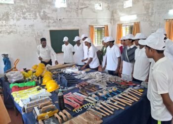 कभी बंदूक थामकर हिंसा करने वाले माओवादी अब सीख रहे हुनर