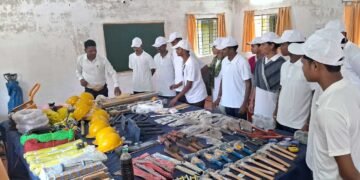 कभी बंदूक थामकर हिंसा करने वाले माओवादी अब सीख रहे हुनर