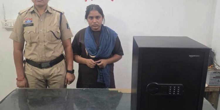 घर में काम करने वाली नौकरानी निकली चोर, ढाई लाख नगदी समेत गिरफ्तार