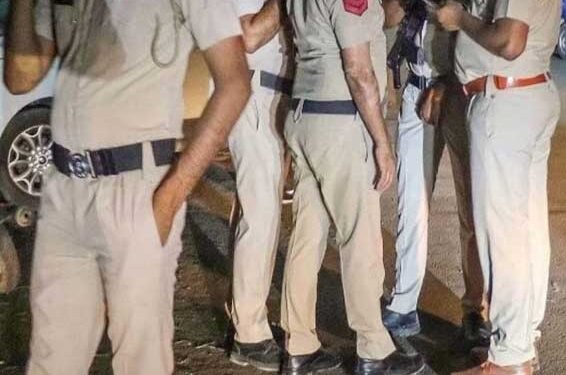 पत्नी का सिर काटा और गांव में लेकर घूमता रहा, चरित्र पर शंका करने पर कसाई बना पति