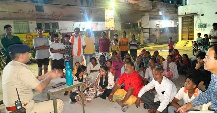 “संवाद से समाधान अभियान: डीसीपी सेंट्रल जोन रायपुर कमिश्नरेट के कोतवाली डिवीजन में गुरुवार को चलाया गया सामुदायिक पुलिसिंग अभियान, जागरूकता के साथ हुई प्रभावी कार्रवाई”