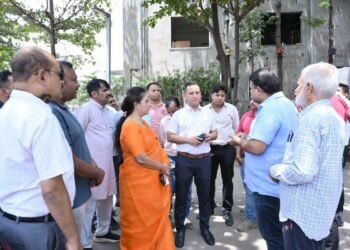 क्रेस्ट ग्रीन सोसाइटी निरीक्षण पर पहुंची महापौर मीनल चौबे लापरवाही के चलते बिल्डर को थमाया नोटिस