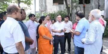 क्रेस्ट ग्रीन सोसाइटी निरीक्षण पर पहुंची महापौर मीनल चौबे लापरवाही के चलते बिल्डर को थमाया नोटिस