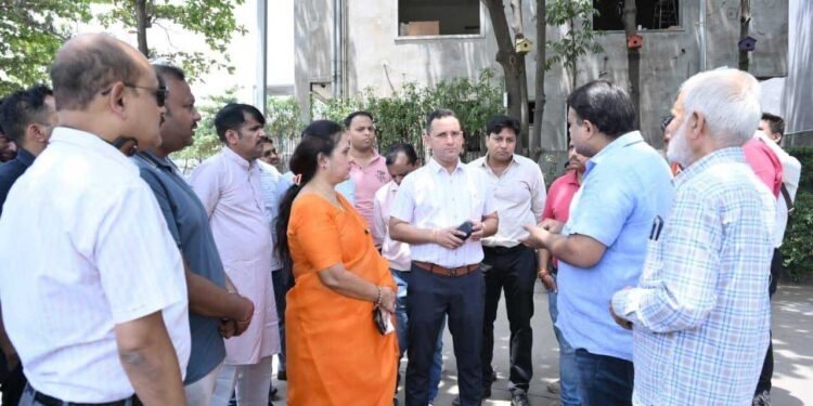 क्रेस्ट ग्रीन सोसाइटी निरीक्षण पर पहुंची महापौर मीनल चौबे लापरवाही के चलते बिल्डर को थमाया नोटिस