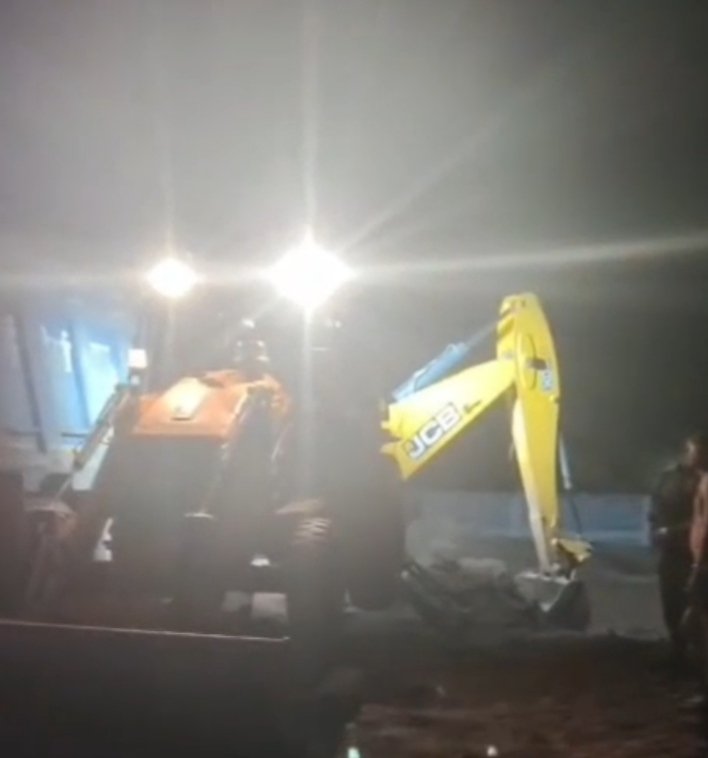 नकपुरा गांव में पंच सरपंच सचिव की मिलीभगत से गांव में अवैध मुरुम उत्खनन 24 घंटे निरंतर जारी