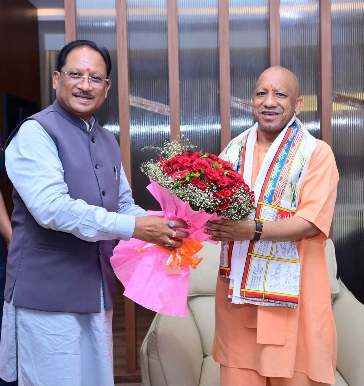 मुख्यमंत्री ने उत्तर प्रदेश के मुख्यमंत्री श्री योगी आदित्यनाथ का किया आत्मीय स्वागत