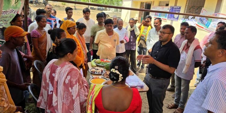 पुसगुड़ा में दिखी सुशासन की सच्ची तस्वीर, महुआ पेड़ के नीचे लगी जनचौपाल