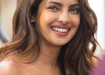 Priyanka Chopra के पर्स का खुलासा, हनुमान चालीसा से लेकर काला धागा तक, देसी टच ने जीता फैंस का दिल