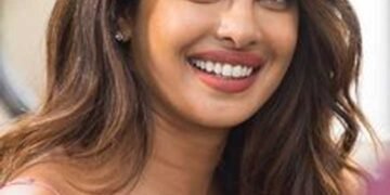 Priyanka Chopra के पर्स का खुलासा, हनुमान चालीसा से लेकर काला धागा तक, देसी टच ने जीता फैंस का दिल