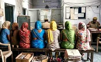 डीआईओएस दफ्तर में हो गया बहुत बड़ा खेल, चपरासी की दो पत्नियों सहित 7 महिलाएं गिरफ्तार