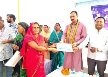 मझौली शिविर में सविता को मौके पर मिला आयुष्मान कार्ड, ग्रामीणों की समस्याओं का हुआ त्वरित निराकरण