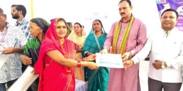 मझौली शिविर में सविता को मौके पर मिला आयुष्मान कार्ड, ग्रामीणों की समस्याओं का हुआ त्वरित निराकरण