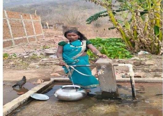 गरियाबंद के वनांचल में सौर ऊर्जा और हैंडपंपों से जल आपूर्ति सुदृढ़